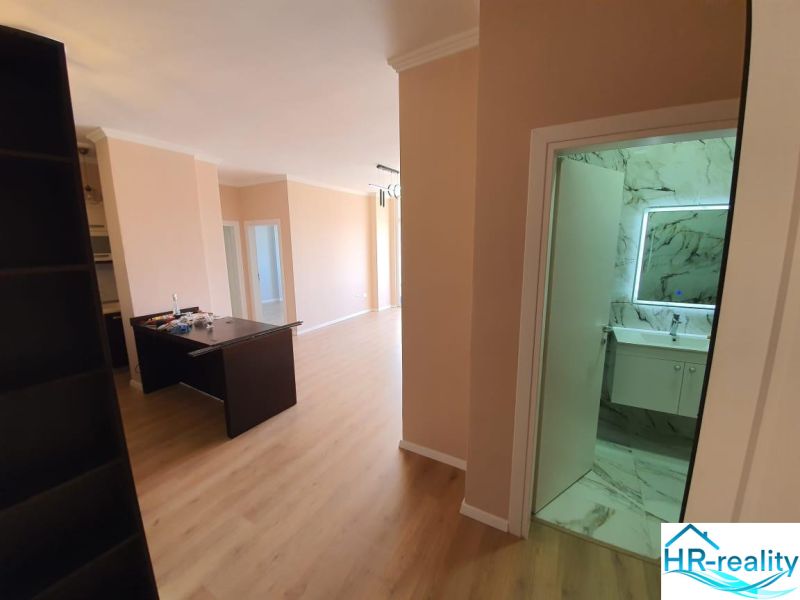 Rekreációs apartman fa dekor padlóval és modern fürdőszobával.