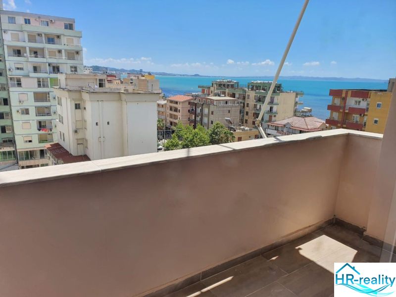 Kilátás az erkélyről a tengerre és Durrës városára az üdülő apartmanban.