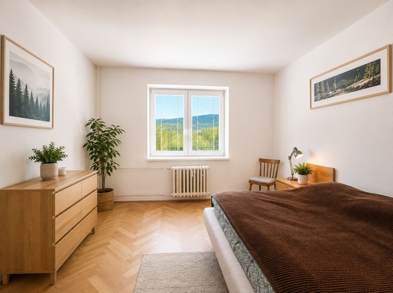 Világos hálószoba egy háromszobás lakásban, fa mintázatú padlóval és természetes akcentusokkal.
