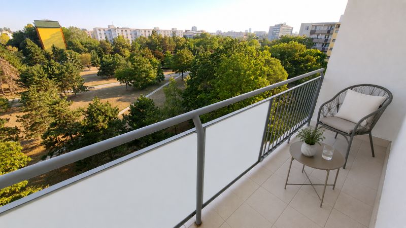 Erkély egy kétszobás lakásban Pozsonyban - Ružinov városrészben, a Szputnyik utcán, kilátással a zöldövezetre.