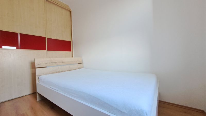 Hálószoba ággyal és beépített szekrénnyel, 2 szobás lakás, fa dekoros padló.
