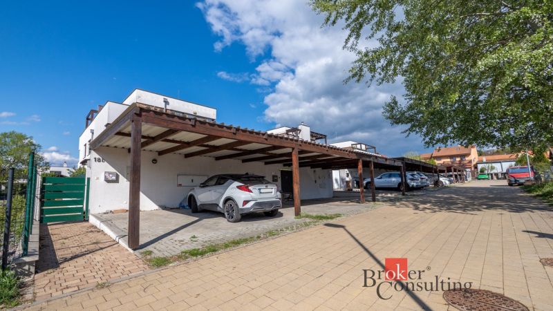 Rodinný ház parkolója a Kapsohradska utcában, Pozsony-Záhorská Bystrica.