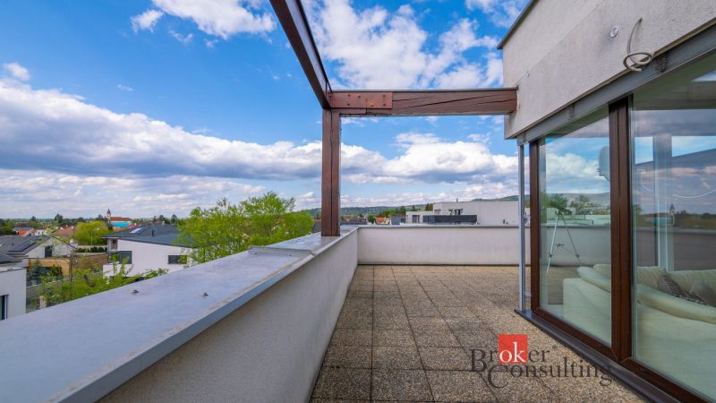A Pozsony-Záhorská Bystrica-i családi ház terasza, Kapsohradská, panorámás kilátással a környékre.