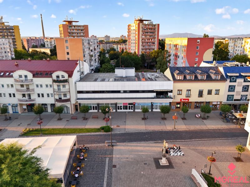 Kilátás az üzlethelyiségekre a M.R. Štefánik utcában, Topoľčanyban.