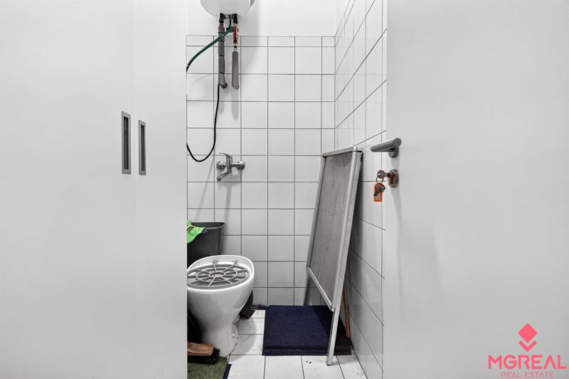 Kis helyiség az üzlethelyiségben, WC-vel és tárolóval.