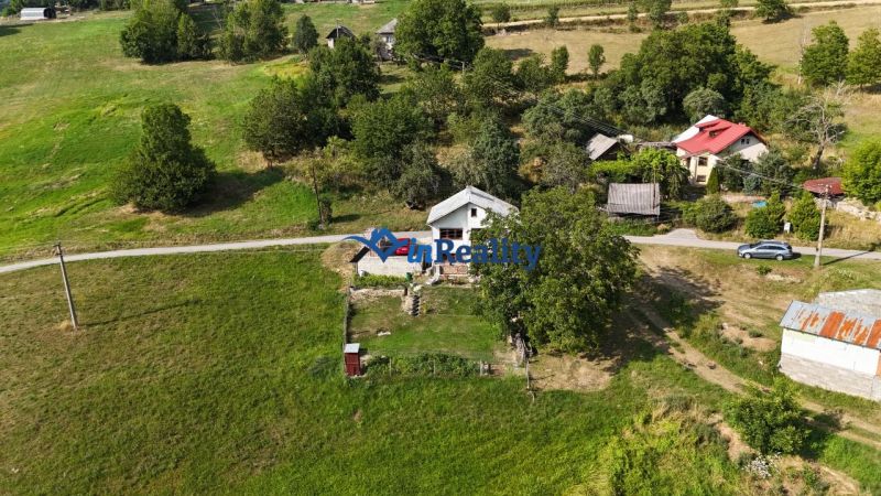 Családi ház Hriňovában, a Pivnička 430 alatt, zölddel és rétekkel körülvéve.