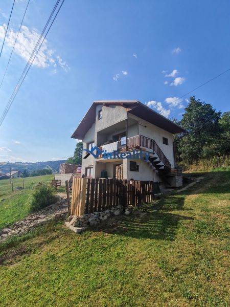 Családi ház a Hriňová-i Pivnička utca 430 alatt, tágas telekkel és kilátással.