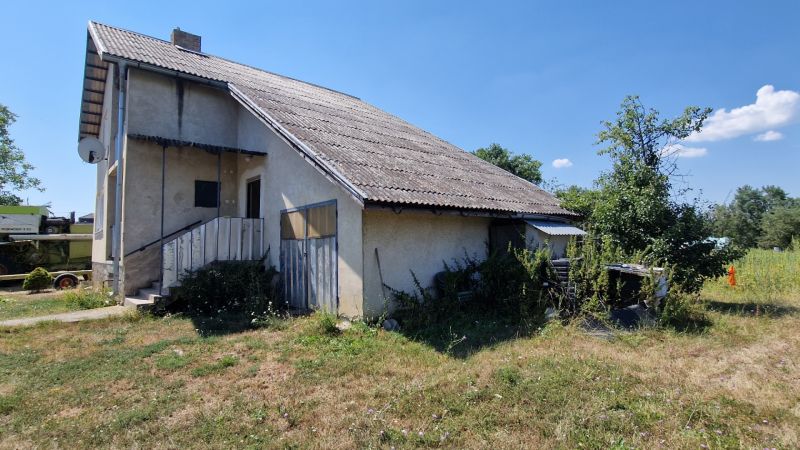 Családi ház a Kazimír Fehér utcáján, egyszerű homlokzattal és benőtt telekkel.