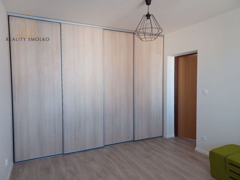 A 2 szobás lakásban beépített szekrény és fa dekorációjú padló található.