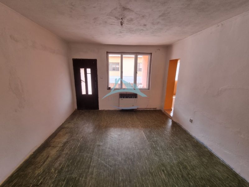 Üres szoba fa dekor padlóval egy családi házban.