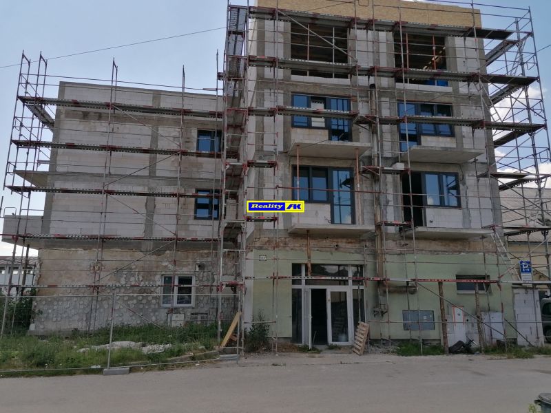 Felújítás alatt álló épület a Tomčany utcában, Martinban, alkalmas egy 3 szobás lakás számára.