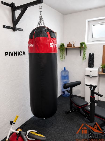 A háromszobás lakás pincéje boxzsákkal és edzőfelszereléssel.