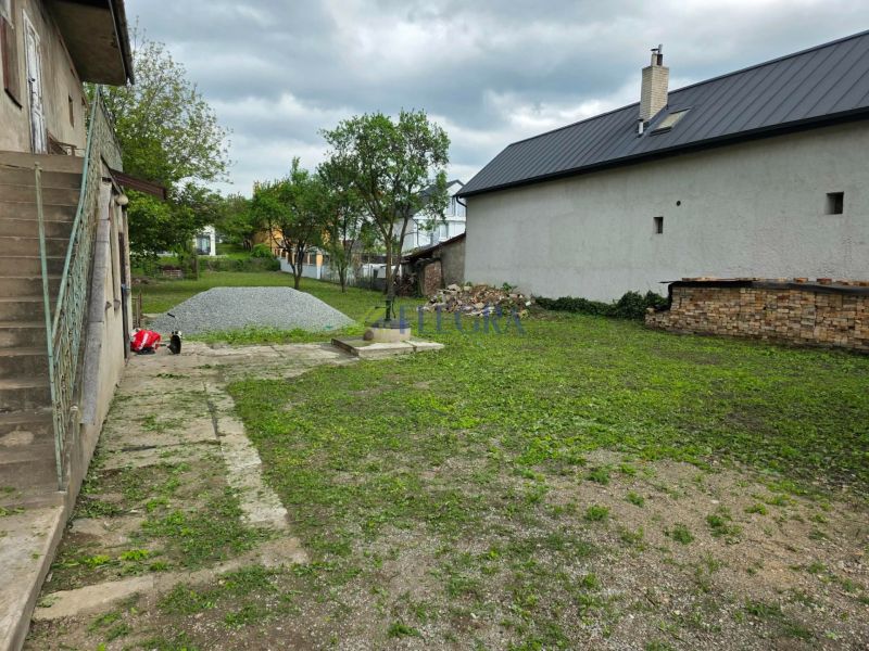 Kert a családi ház mellett Na Sihoti-ban fával és kavicskupaccal.