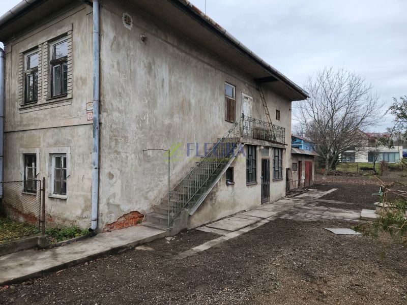 Családi ház a Na Sihoti utcában, Kassán - Ťahanovce városrészben, külső lépcsővel.