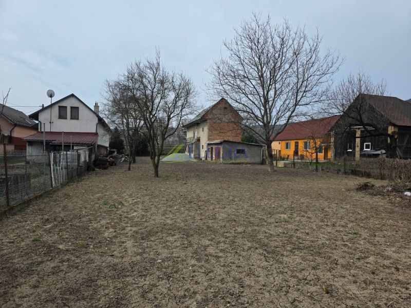 Családi ház Na Sihoti kiterjedt telekkel és lombtalan fákkal.