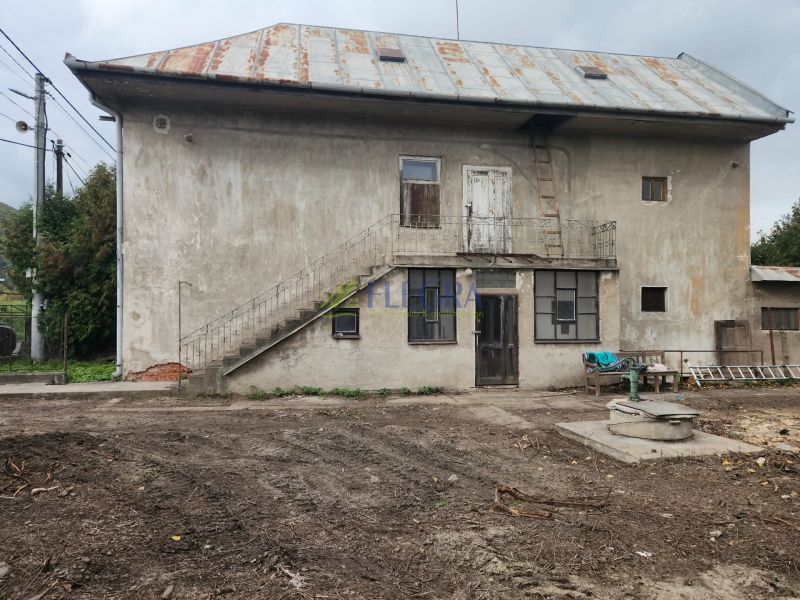 Családi ház a Na Sihoti-nál régebbi homlokzattal, beton udvarral és külső lépcsővel.