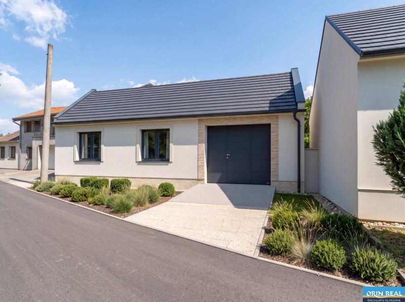 Vištuk 158 utcai családi ház Vištuk városában. Gondozott előkert és egyszintes épület.