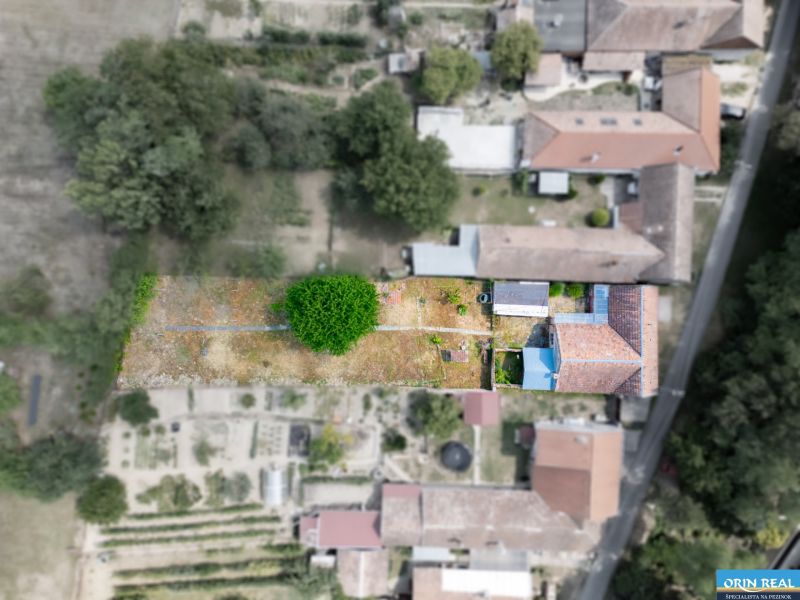 Légi felvétel a Vištuk városában található Vištuk utca 158. szám alatti családi házról kerttel.