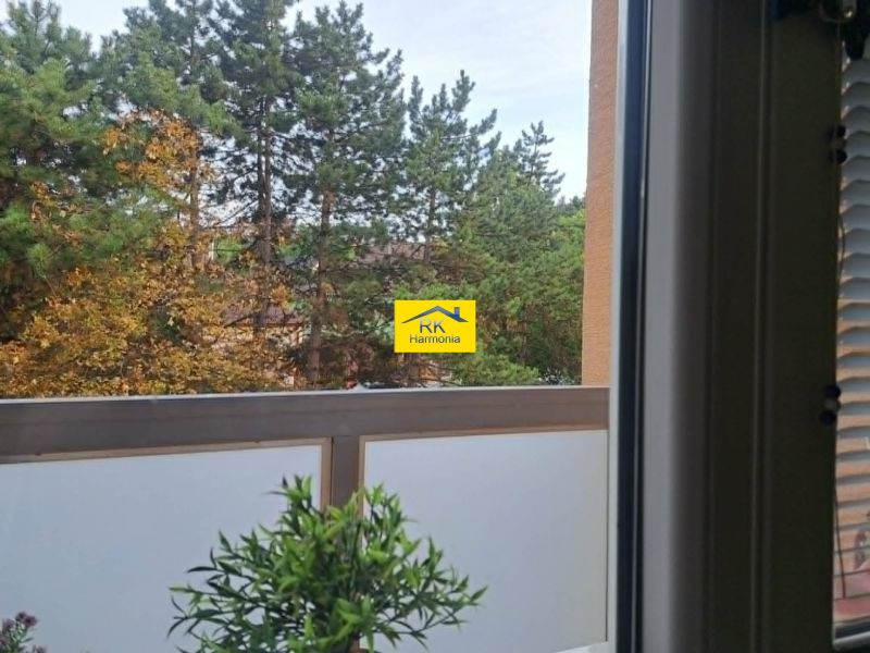 Kilátás egy 2 szobás lakásból Závalíban, Galgócon, erkéllyel és zöldövezettel.