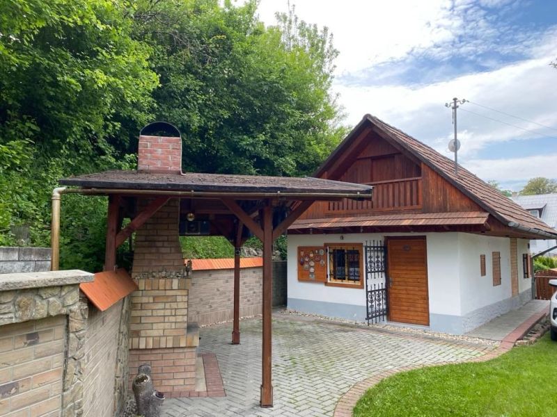 Családi ház Mikušovce-ben kerti pavilonnal és téglakéménnyel.