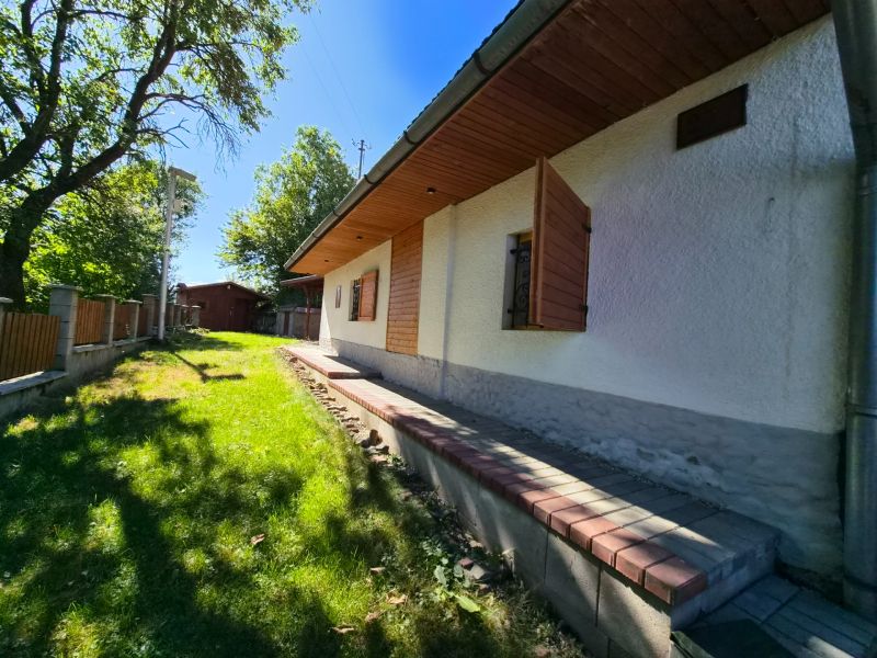 Családi ház Mikušovcén zsalugáterekkel és közeli természeti környezettel.