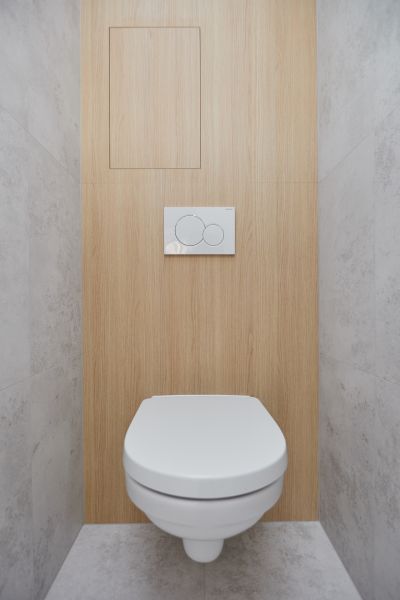 WC rejtett rendszerrel, fa dekor padlóval egy háromszobás lakásban.