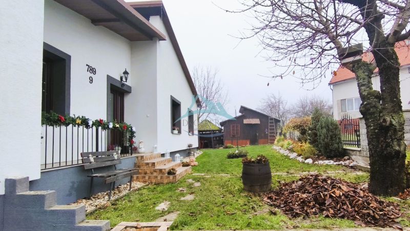 Családi ház a Vinohradnícka utcában Nagykürtösön, előkerttel és padkával.