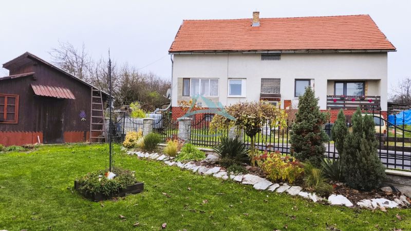 Családi ház Nagykürtösön kerttel és fa előtetővel.