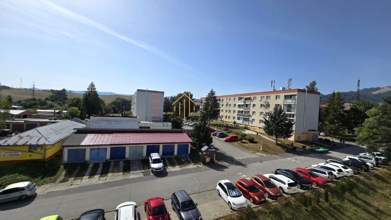 Kilátás a panelházakra és a parkolóra a Nemčianska úton Besztercebányán.