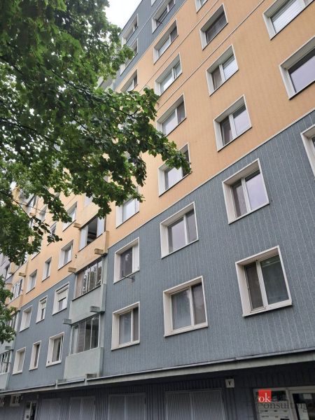 Lakóház a Fő utcán Stupavában, fákkal az előtérben.