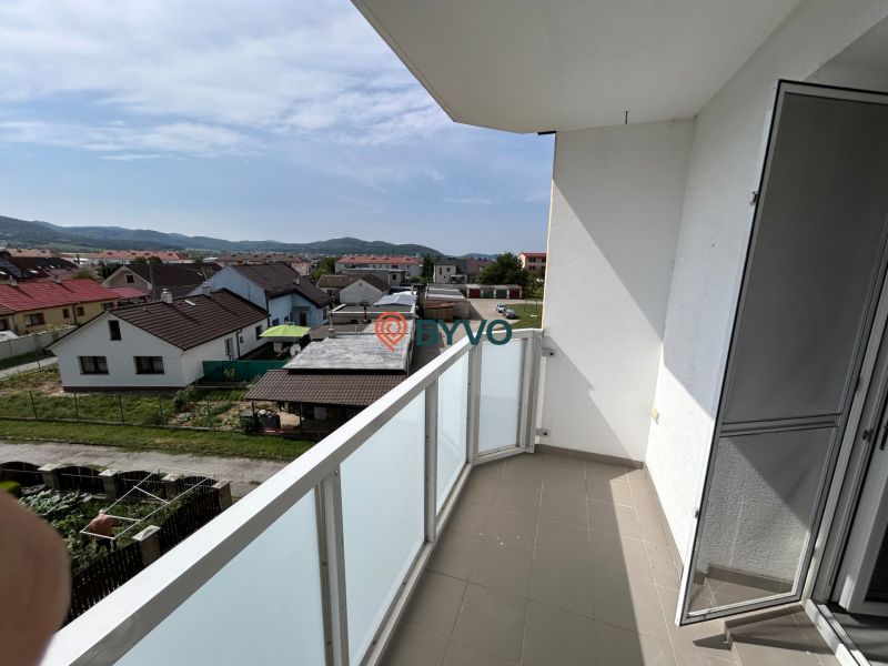 Kilátás az erkélyről egy háromszobás lakásban a Dubnica nad Váhom-i Okružná utcában.