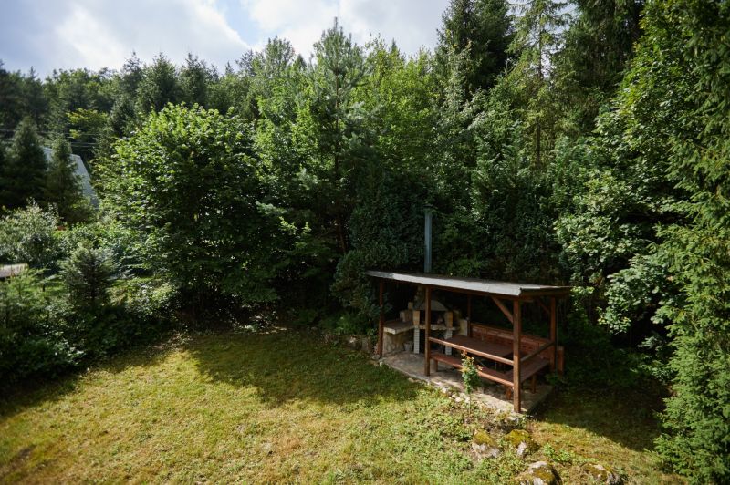 A Jaklovce-i ház kertje a Rovná 61 alatt, pavilonnal és környező zöldterülettel.