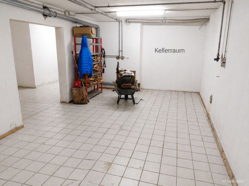 Pincehelyiség csempével, polccal és kabáttal egy családi házban.