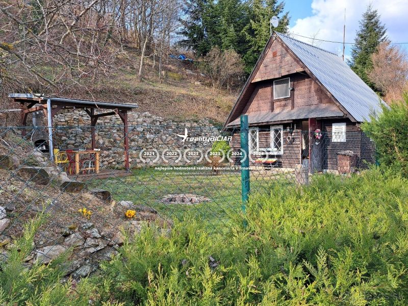 Faház fa dekorációval Dolné Orešany faluban, Dolné Orešany utcában, természettel körülvéve.