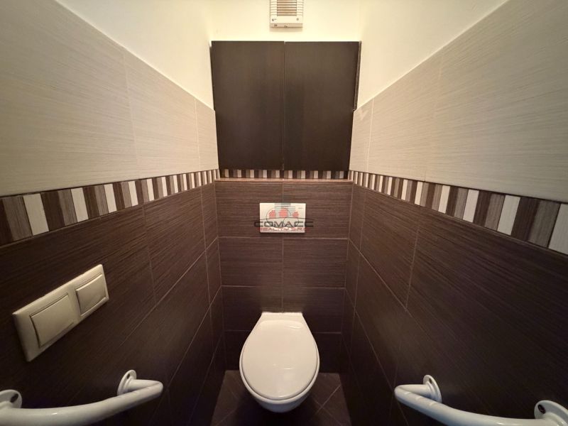 WC mintás csempével a háromszobás lakásban.