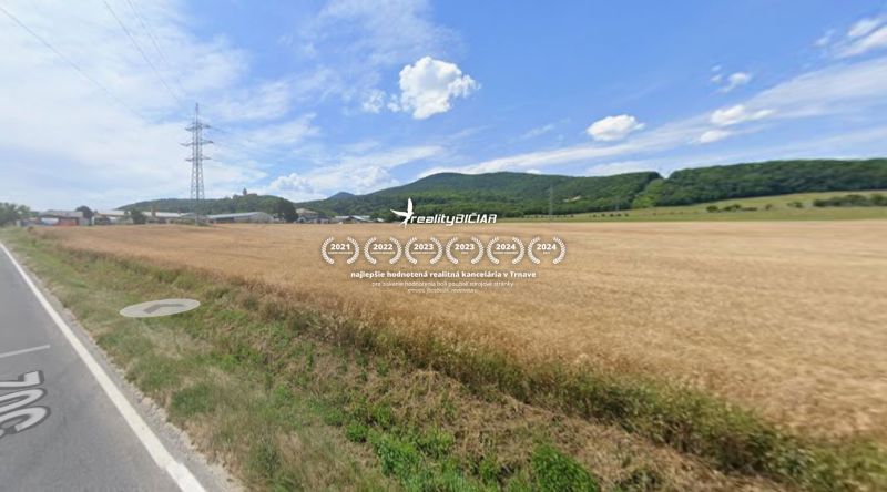 Mezőgazdasági és erdőterületek a Smolenice-i Továrenská utcában, kilátással a hegyekre.