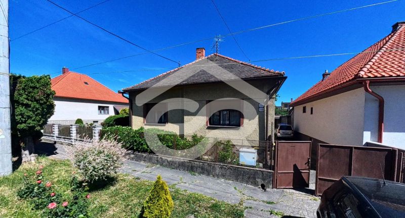 Családi ház Sládkovičova 135 alatt, Aranyosmaróton, kerttel és autóval.