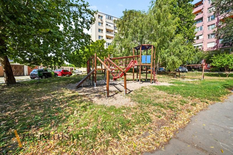 Játszótér a panelházak között Dunaszerdahelyen, a Neratovice téren.