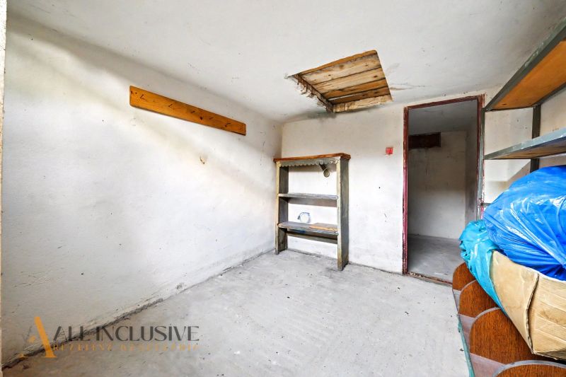 Minimalista szoba polcokkal egy háromszobás lakásban, betonpadló, semleges belső tér.