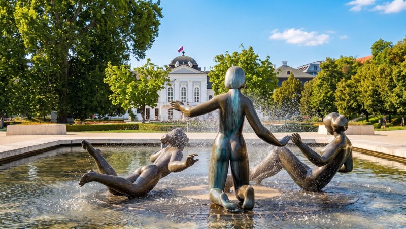 Szökőkút bronzszobrokkal és elnöknő a pozsonyi – Óvárosban, a Banskobystrická kertekben.