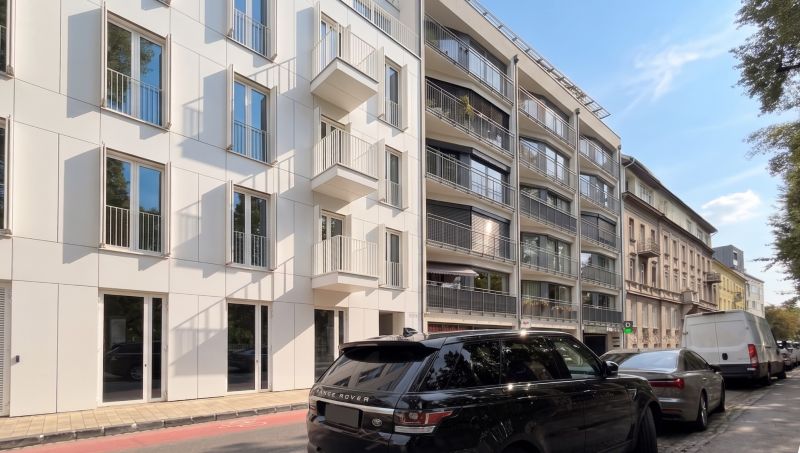 Banskobystrická utca, Pozsony - Óváros, modern épülethomlokzatokat és parkoló autókat mutat.