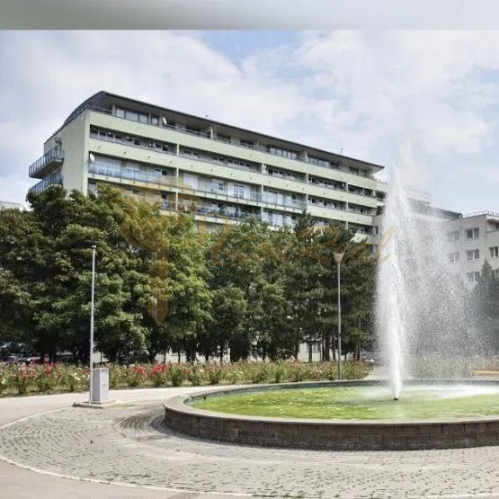 Szökőkút a Pozsony-Újvárosban található Récsei téren, háttérben egy lakóházzal.