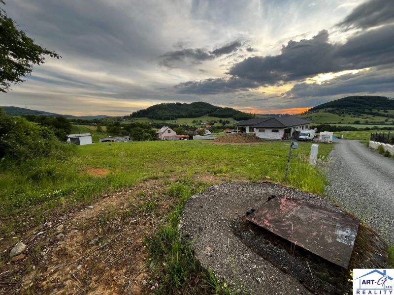 Telkek - lakóhely Stožokban zöld tájjal és vidéki házakkal naplementekor.