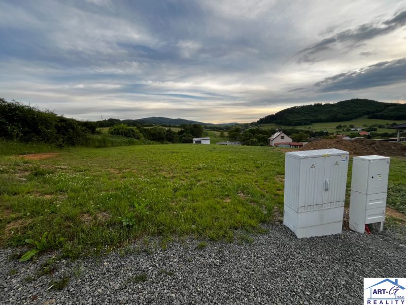 Telkek - lakóhely Stožkon, kilátással a dombokra és zöld rétekre.