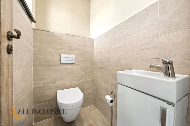 WC mosdóval és csempével családi házban.