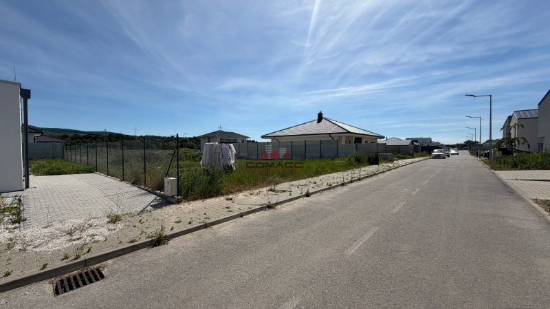 Ducovská utca Moravany nad Váhom-ban családi házzal, autókkal és kerítésekkel.