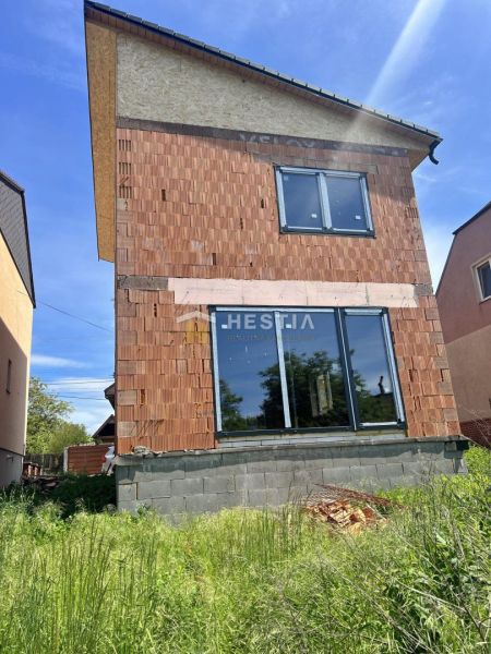 Családi ház Cerovában építési fázisban, vakolatlan téglafalú homlokzattal.