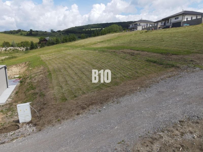 Telkek - lakóövezet Bitarovában, domboldalon, kilátással a vidéki tájra és házakra.