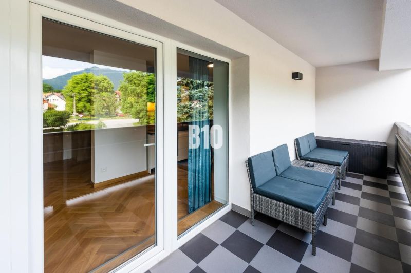 Rekreációs apartman Terchován erkéllyel, ahol kényelmes rattan ülőgarnitúrák és kilátás található.