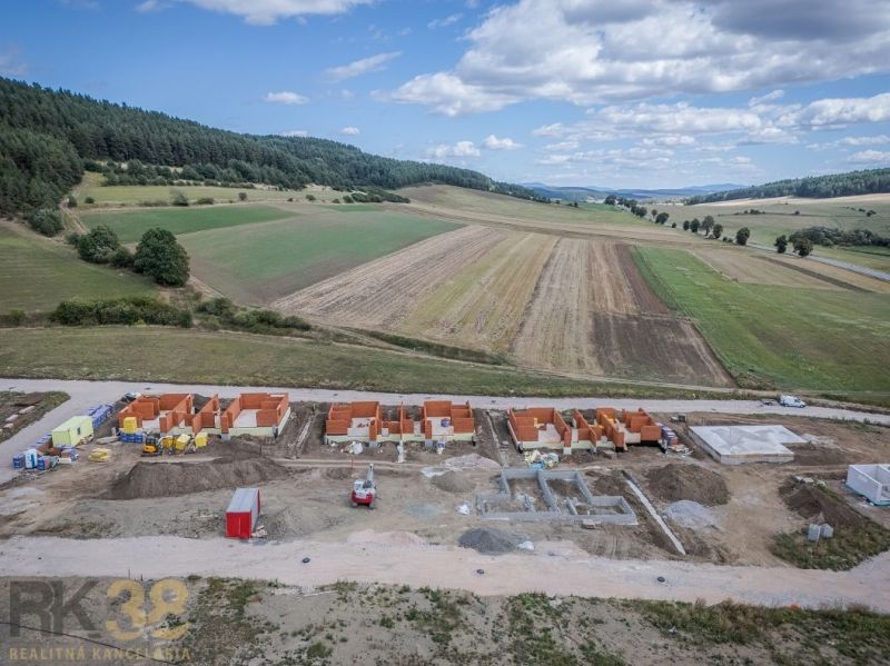 Családi házak építése Poprádon, zöld vidéki környezetbe ágyazva.